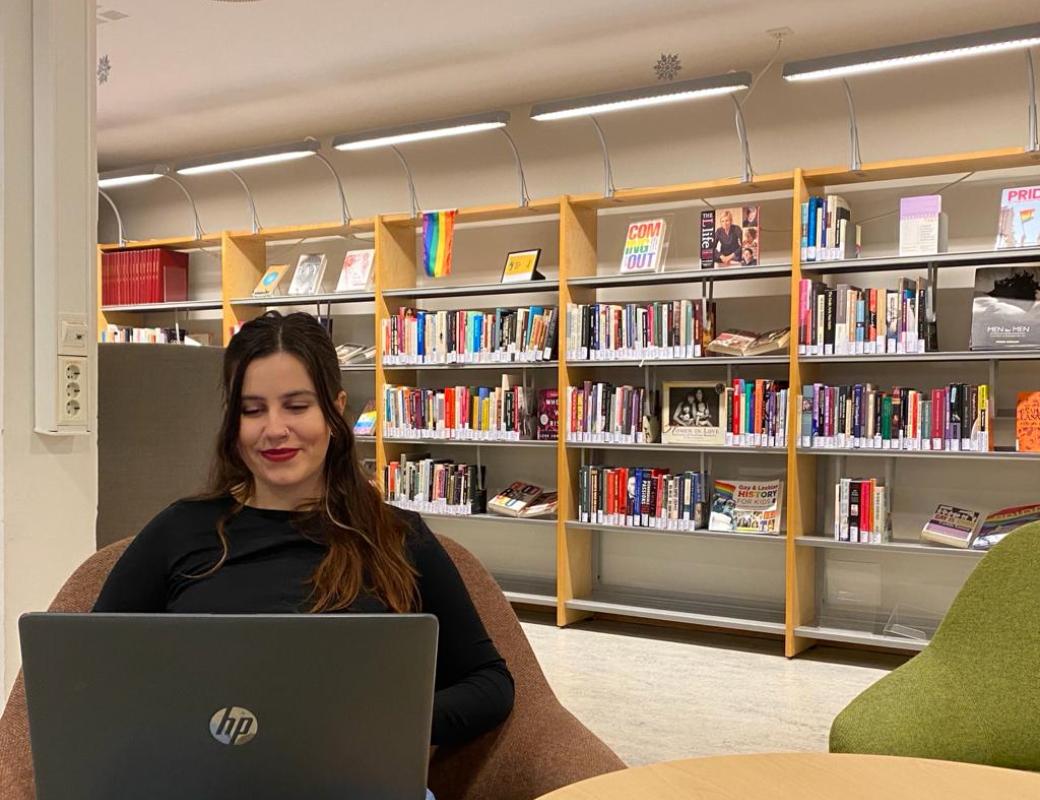 Anastasija Zarevac - på biblioteket - smil
